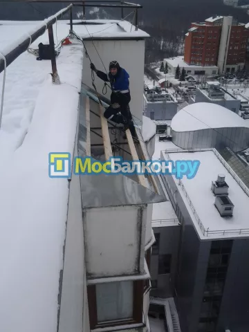 Крыша на балконе в Подольске монтаж и ремонт по выгодной цене от МосБалкон