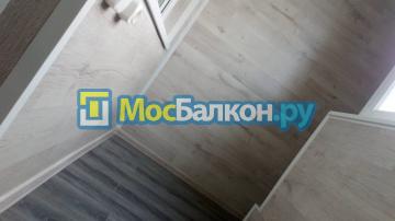 Отделка балкона ламинатом в доме П44 на лоджии формы "сапожок"