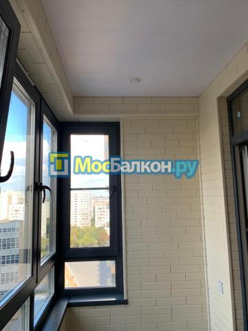 отделка балкона стеновым паркетом и ламинатом